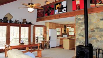 Älytelevisio, takka, DVD-soitin, kirjoja