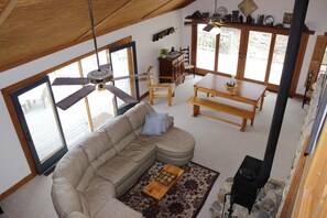 智能電視、壁爐、DVD 播放機、書籍