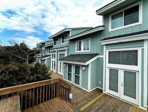 Exterior - “Spivey’s Korner” Ocean Views, Easy Steps to quiet sandy Beach - secure WiFi (Pine Knoll Shores)