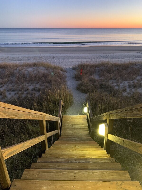 On the beach, sun loungers - “Spivey’s Korner” Ocean Views, Easy Steps to quiet sandy Beach - secure WiFi (Pine Knoll Shores)