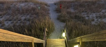 “Spivey’s Korner” Ocean Views, Easy Steps to quiet sandy Beach - Secure WiFi