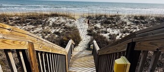“Spivey’s Korner” Ocean Views, Easy Steps to quiet sandy Beach - secure WiFi