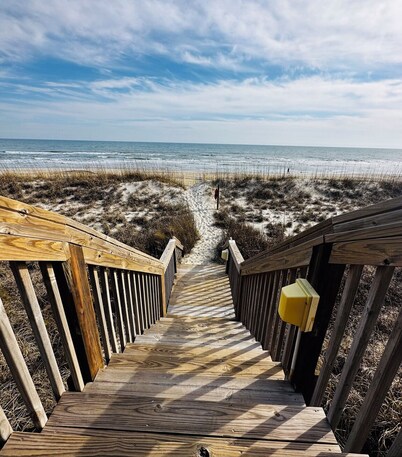 “Spivey’s Korner” Ocean Views, Easy Steps to quiet sandy Beach - secure WiFi