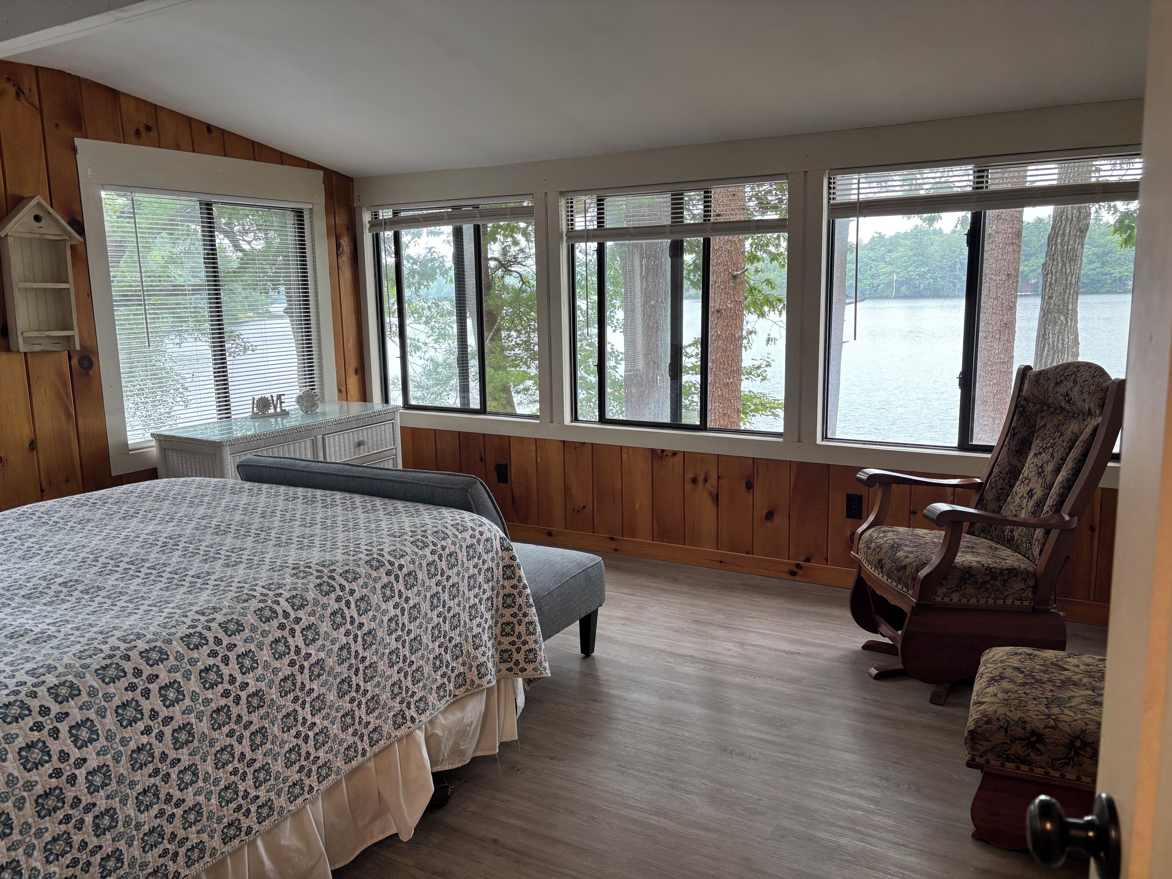 4 多间卧室、熨斗/熨衣板、收费 WiFi、床单