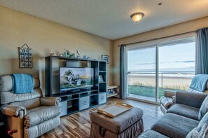 TV, offices - Modern Ground Floor Beachfront Condo Suite - Sleeps 4 - Pool and Sauna! (Lincoln City)