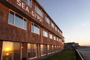 Exterior - Modern Ground Floor Beachfront Condo Suite - Sleeps 4 - Pool and Sauna! (Lincoln City)