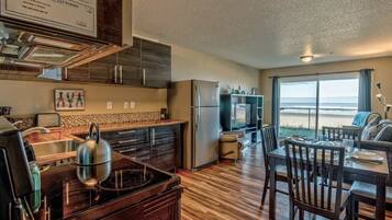 冰箱、微波炉、烤箱、炉灶