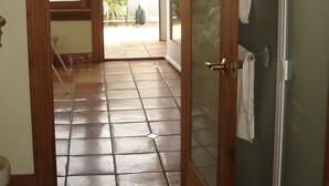 Un baño con ducha, inodoro y lavamanos.