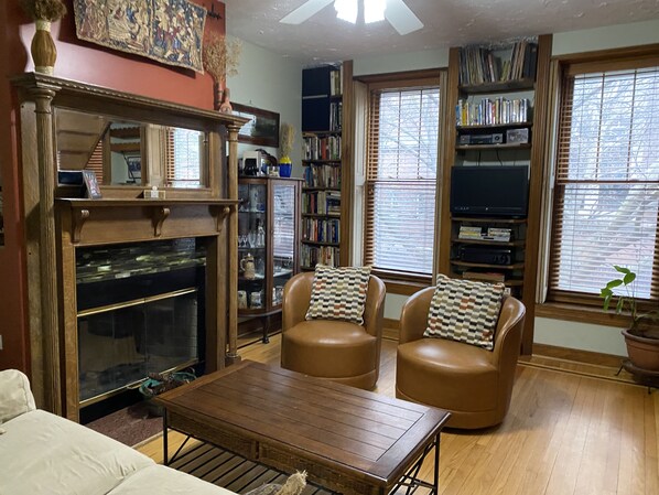 Smart TV, fireplace, DVD player, toys