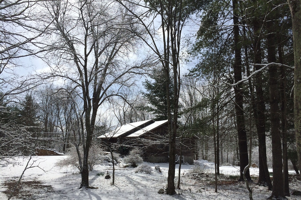 Charming, Tranquil Catskills Log Home.