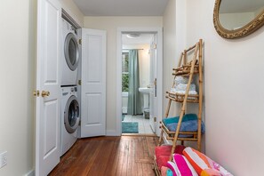 Interior - 1 Block-Ocean! AC, Narragansett Beach, 10 passes incl, walk-shops/restaurants! (Narragansett)