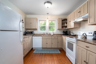 1 Block-Ocean! AC, Narragansett Beach, 10 passes incl, walk-shops/restaurants!