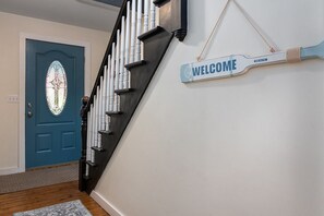 Interior - 1 Block-Ocean! AC, Narragansett Beach, 10 passes incl, walk-shops/restaurants! (Narragansett)