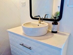 Doccia, asciugacapelli, asciugamani, sapone