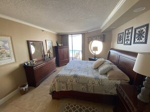 2 bedrooms, in-room safe, iron/ironing board, free WiFi