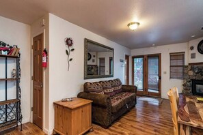 TV, fireplace - Inside Yosemite Park-Yosemite Spring Wonderland (Yosemite National Park)