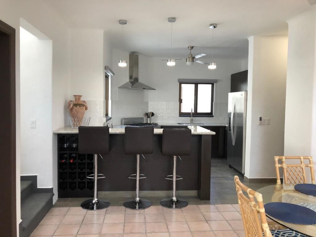 Casa Colibrí, a quiet oasis only a short stroll to downtown & marina