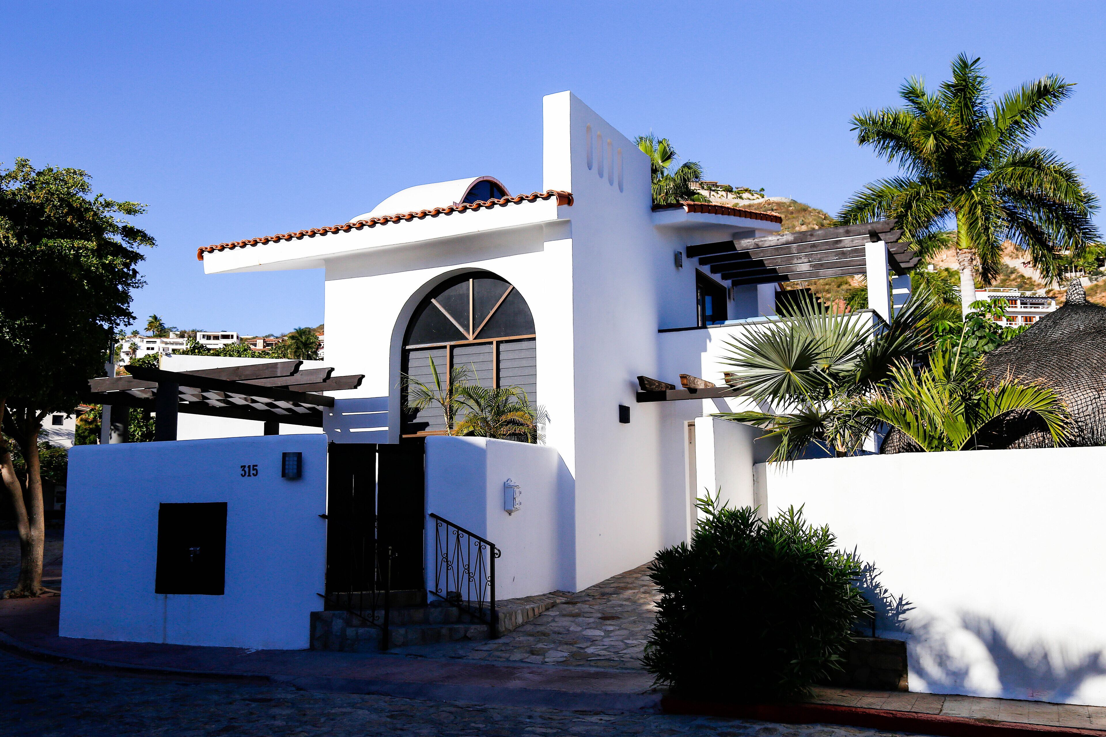 Casa Colibrí, a quiet oasis only a short stroll to downtown & marina