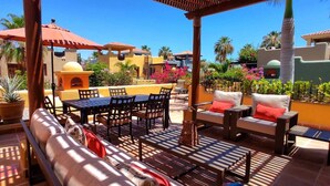 An outdoor patio with a table and chairs, a sofa, and a small table. - Beautiful and Cozy  Home in Loreto Bay, close from pool and wine bar (Loreto)