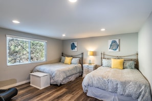 4 bedrooms, iron/ironing board, WiFi, bed sheets