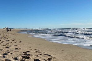 Beach nearby, sun-loungers, beach towels
