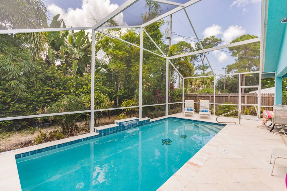 Spacious & Luxurious.. Walk to beach..New Heated Pool