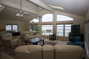 Téléviseur, foyer, lecteur de DVD, table de baby-foot