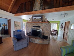 Televisio, takka, DVD-soitin, stereot