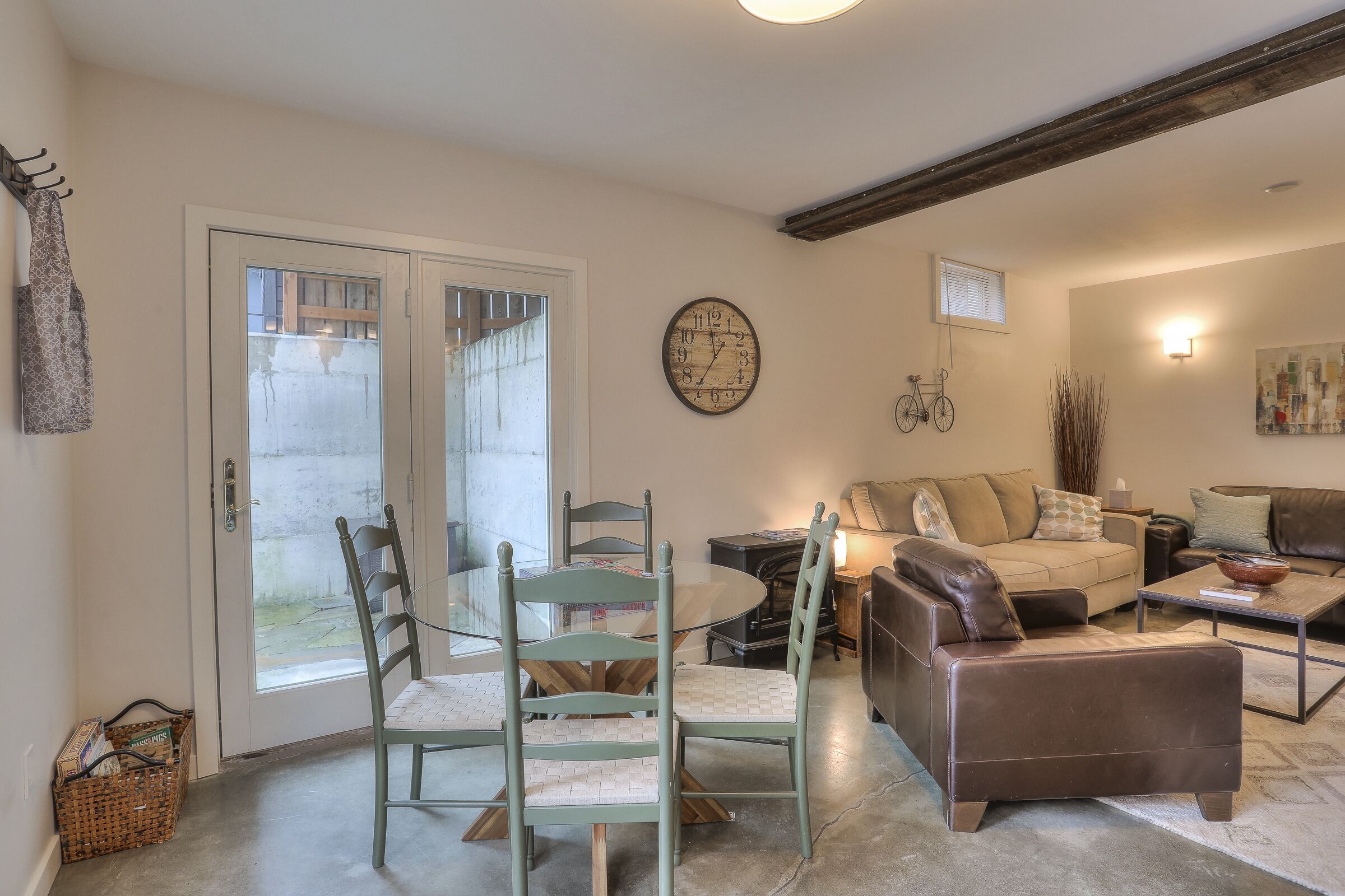 Quiet Ballard Courtyard Apartment Walk to Old Ballard! Great cafes.