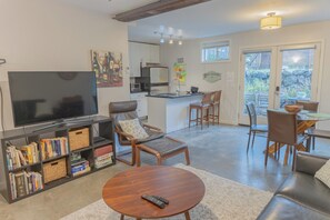 Smart TV, DVD player, books - 2bed-2bath Ballard Courtyard Apartment Walk to Old Ballard! Restaurants nearby! (Seattle)