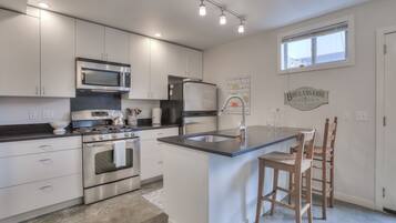 Geladeira, micro-ondas, fogão, cooktop