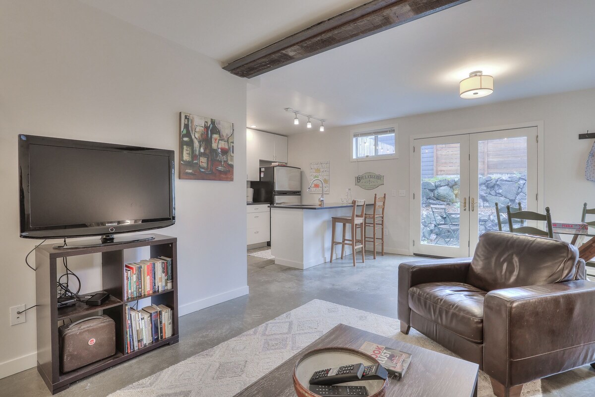 2bed-2bath Ballard Courtyard Apartment Walk to Old Ballard! Restaurants nearby!