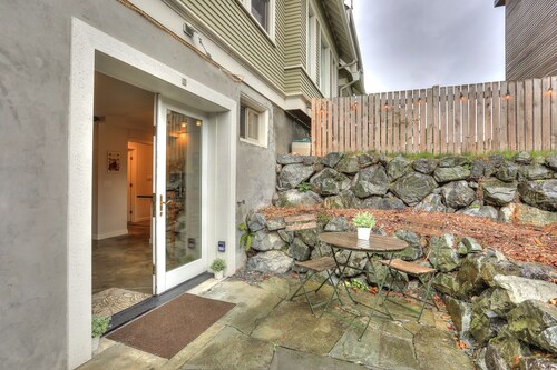 2bed-2bath Ballard Courtyard Apartment Walk to Old Ballard! Restaurants nearby!