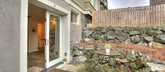 2bed-2bath Ballard Courtyard Apartment Walk to Old Ballard! Restaurants nearby!