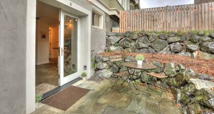 2bed-2bath Ballard Courtyard Apartment Walk to Old Ballard! Restaurants nearby!