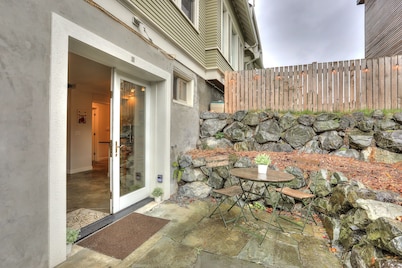2bed-2bath Ballard Courtyard Apartment Walk to Old Ballard! Restaurants nearby!