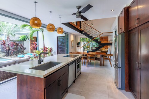 Beautiful New Modern Home, Centrally Located, Pool, only 300m to beach