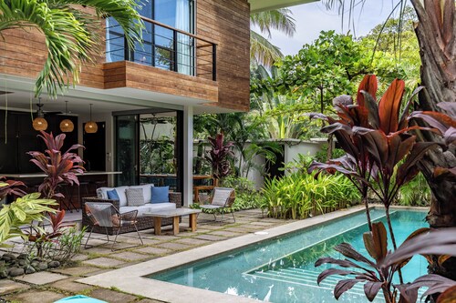 Beautiful New Modern Home, Centrally Located, Pool, only 300m to beach