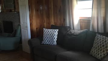 Televisión, reproductor de DVD y libros