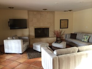 TV, fireplace, video games, DVD player - Golf Bachelor/ Bachelorette fun in The Sun Sport Haven  (Scottsdale)