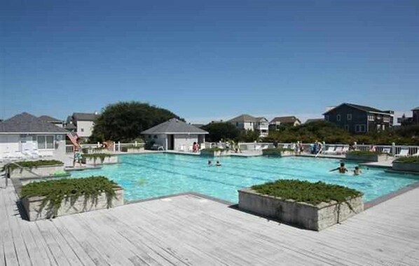 A heated pool - 530' to Beach Access! Quick Three Minute Walk to Beach*Heated Private Pool* (Corolla)