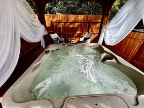 Tina de hidromasaje al aire libre