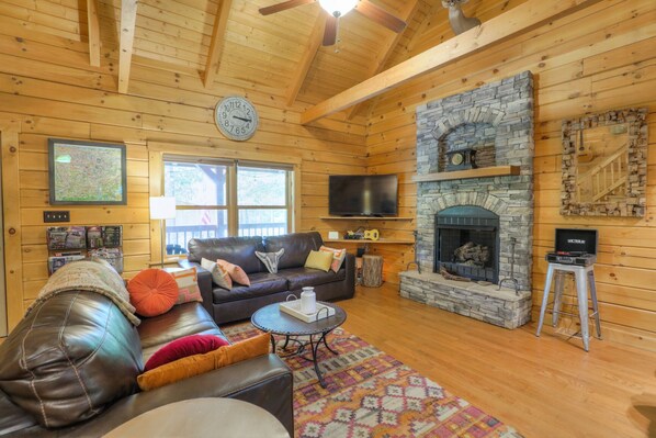 Smart TV, chimenea, tenis de mesa y libros 