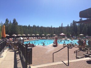 A lap pool - Relaxing spacious summer family home- 3 master bedrooms! (Truckee)