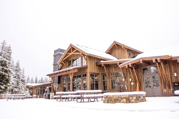 Exterior - Relaxing spacious summer family home- 3 master bedrooms! (Truckee)