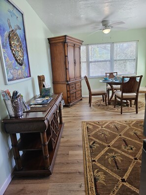 Dining - The "Tommy" Cottage. North end of the Island!400 yards from the Gulf! (Fort Myers Beach)