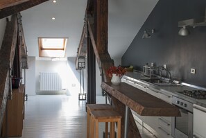 Jääkaappi, mikroaaltouuni, uuni, liesi