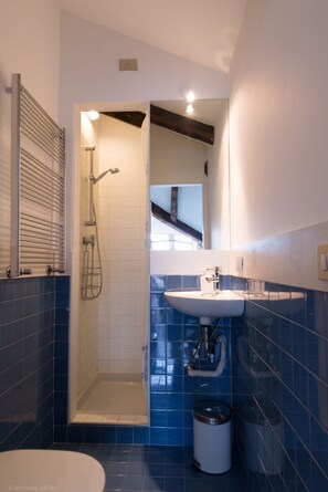 Een bad, een haardroger, een bidet, handdoeken