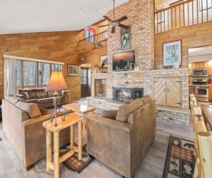 Smart-TV, peis, DVD-spiller og bøker