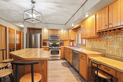 Executive Year Round Home ~ Minutes From  Minocqua